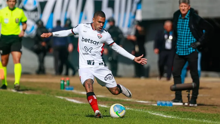 GREMIO X VITORIA - Lucas Esteves jogador do Vitoria durante partida contra o Gremio no estadio Francisco Stedile pelo campeonato Brasileiro A 2024.