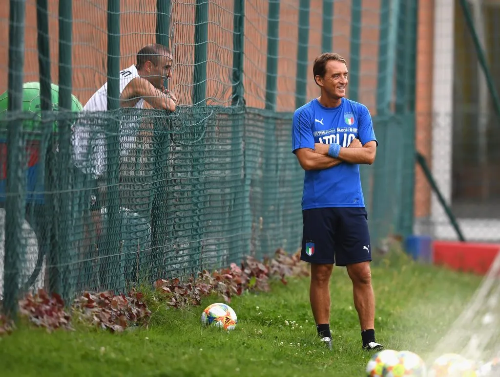 O técnico da Itália, Roberto Mancini, e Rodrigo Palacio conversam durante uma sessão de treinamento da Itália em 2 de setembro de 2019 em Bolonha, Itália. (Foto de Claudio Villa/Getty Images)