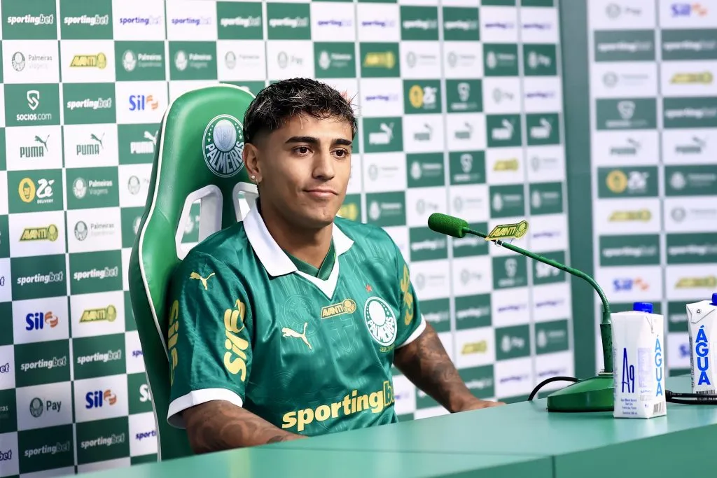 Facundo Torres durante sua apresentacao oficial como jogador do Palmeiras em coletiva de imprensa realizada no CT Academia de Futebol. Foto: Marcello Zambrana/AGIF