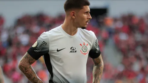 Léo Mana durante confronto contra o Athletico-PR no Brasileirão 2024.