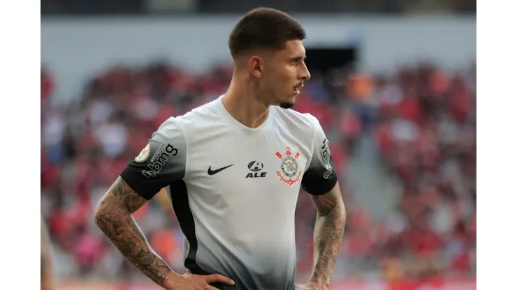 Léo Mana durante confronto contra o Athletico-PR no Brasileirão 2024.