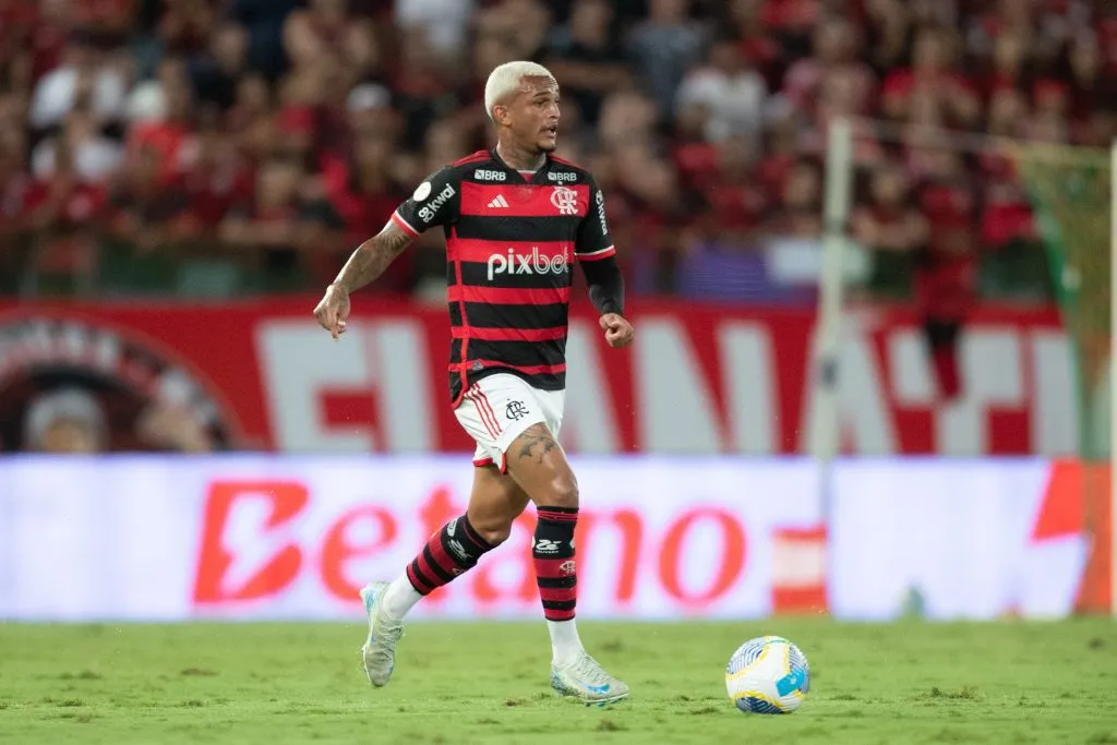 MT – CUIABA – 20/11/2024 – BRASILEIRO A 2024, CUIABA X FLAMENGO – Wesley jogador do Flamengo durante partida contra o Cuiaba no estadio Arena Pantanal pelo campeonato Brasileiro A 2024. Foto: Gil Gomes/AGIF