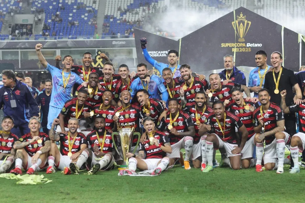 Jogadores do Flamengo comemorando título da Supercopa de 2025. Foto: Fernando Torres/AGIF