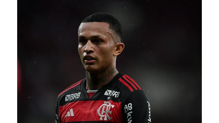 Wesley durante confronto contra o Bragantino no Campeonato Brasileiro de 2024.