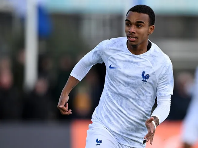 Eli Junior Kroupi atuando na Seleção da França sub-19 em 2024 – (Photo by ANP via Getty Images)