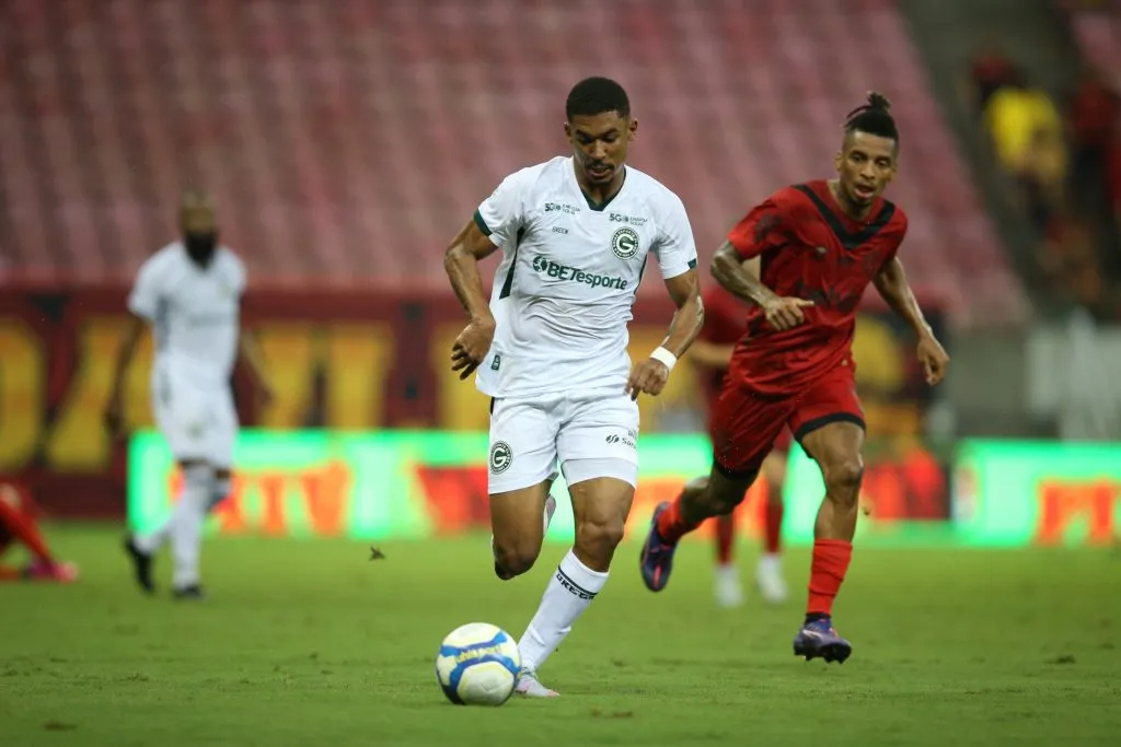 Welliton Matheus, ex-Goiás, pode ser o 13º reforço do Athletico para 2025. Foto: Marlon Costa/AGIF