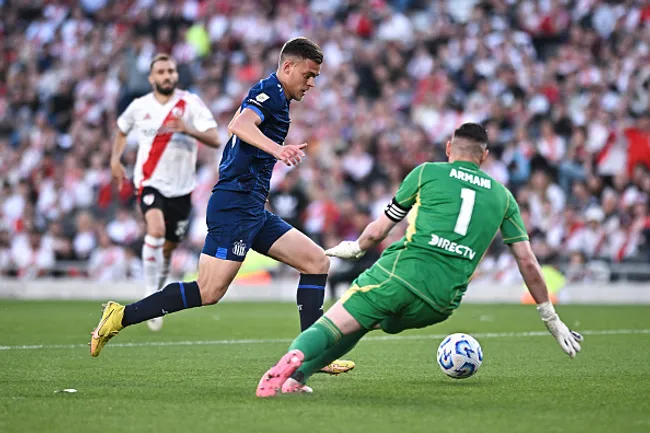 Federico Girotti atuando em Talleres x River Plate – (Photo by Rodrigo Valle/Getty Images)