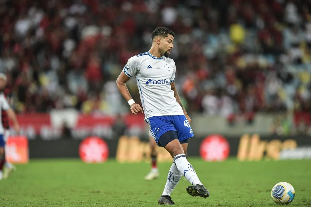 João Marcelo jogador do Cruzeiro durante partida contra o Flamengo pelo campeonato Brasileiro A 2024. Foto: Thiago Ribeiro/AGIF