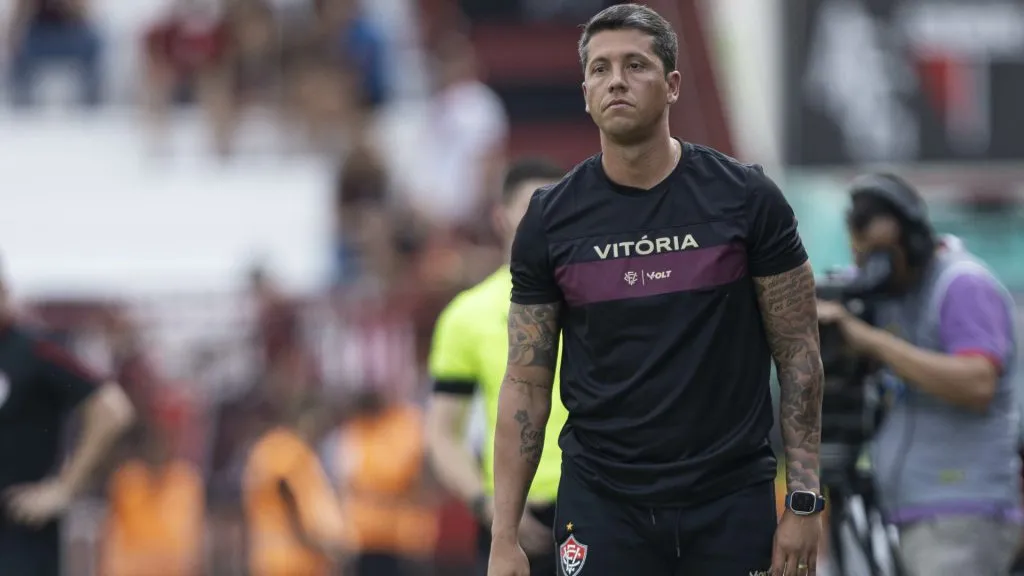 Thiago Carpini pelo Vitória em partida contra o Atlético-GO no Brasileirão Série A 2024 – Foto: Heber Gomes/AGIF