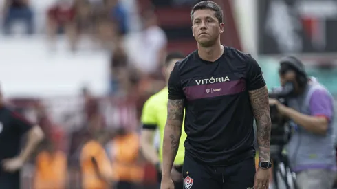 Thiago Carpini pelo Vitória em partida contra o Atlético-GO no Brasileirão Série A 2024 – Foto: Heber Gomes/AGIF