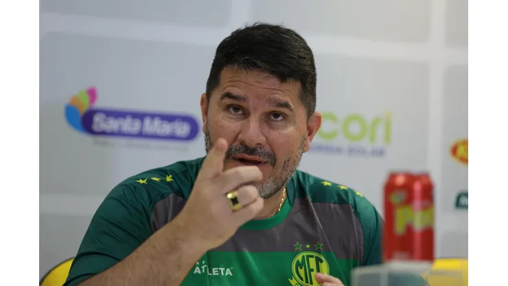 Eduardo Barroca durante entrevista coletiva de apresentação no Mirassol.