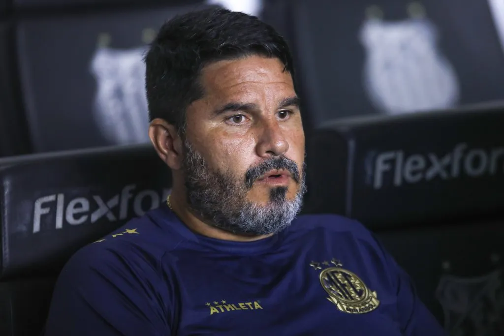 Eduardo Barroca durante partida contra o Santos no Campeonato Paulista 2025. Foto: Reinaldo Campos/AGIF