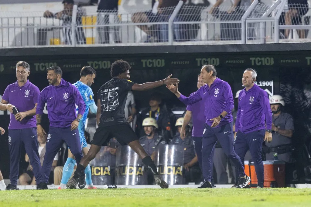 Talles Magno jogador do Corinthians comemora seu gol durante partida contra o Ponte Preta no estádio Moises Lucarelli pelo campeonato Paulista 2025. Foto: Diogo Reis/AGIF