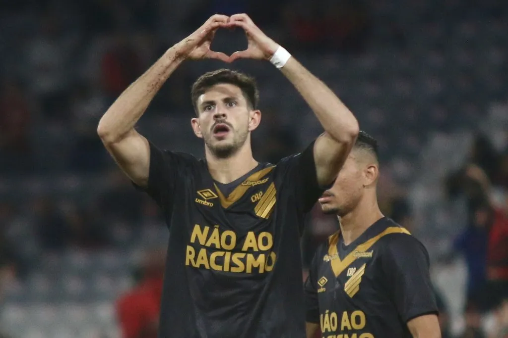 Di Yorio comemorando gol durante partida contra o Cianorte no Campeonato Paranaense de 2025. Foto: Gabriel Machado/AGIF