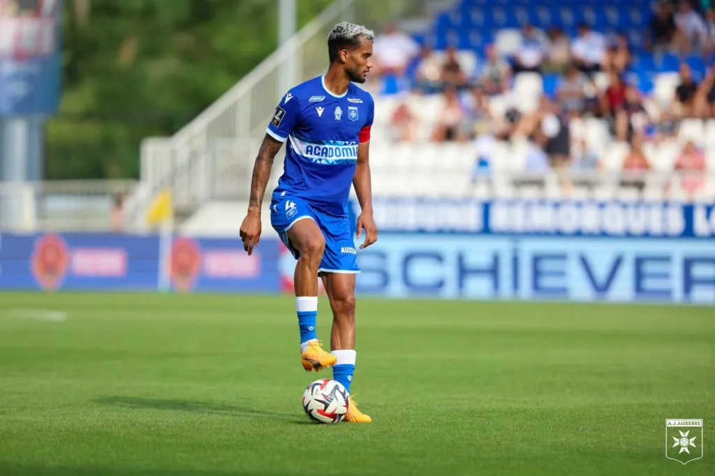Jubal é o novo ‘bola da vez’ para reforçar a defesa do Corinthians. Foto: Reprodução/Auxerre