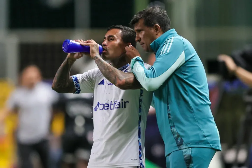 Wesley Carvalho técnico do Cruzeiro conversa com Dudu durante partida contra o Itabirito pelo campeonato Mineiro 2025. Foto: Gilson Lobo/AGIF