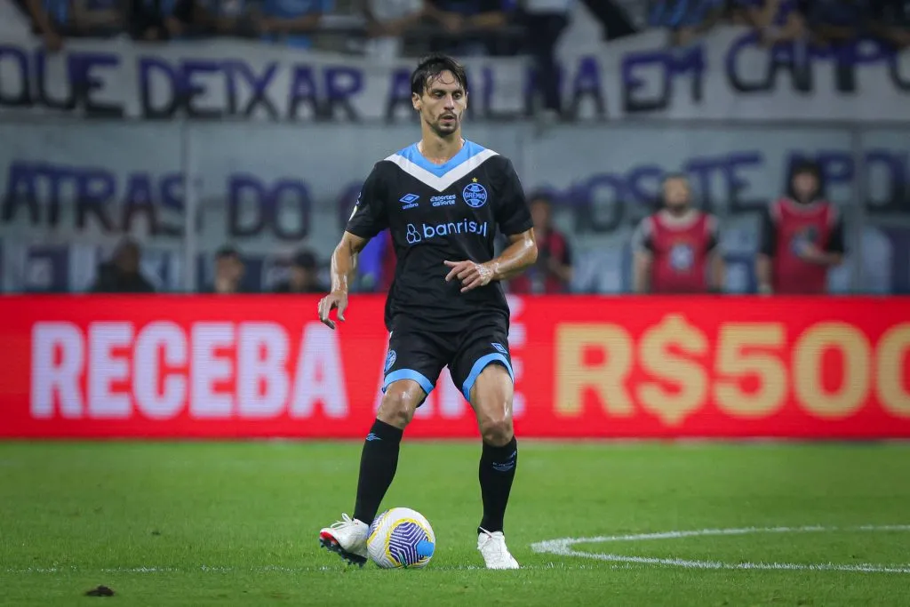 Rodrigo Caio jogando no Grêmio no campeonato Brasileiro A 2024. Foto: Maxi Franzoi/AGIF
