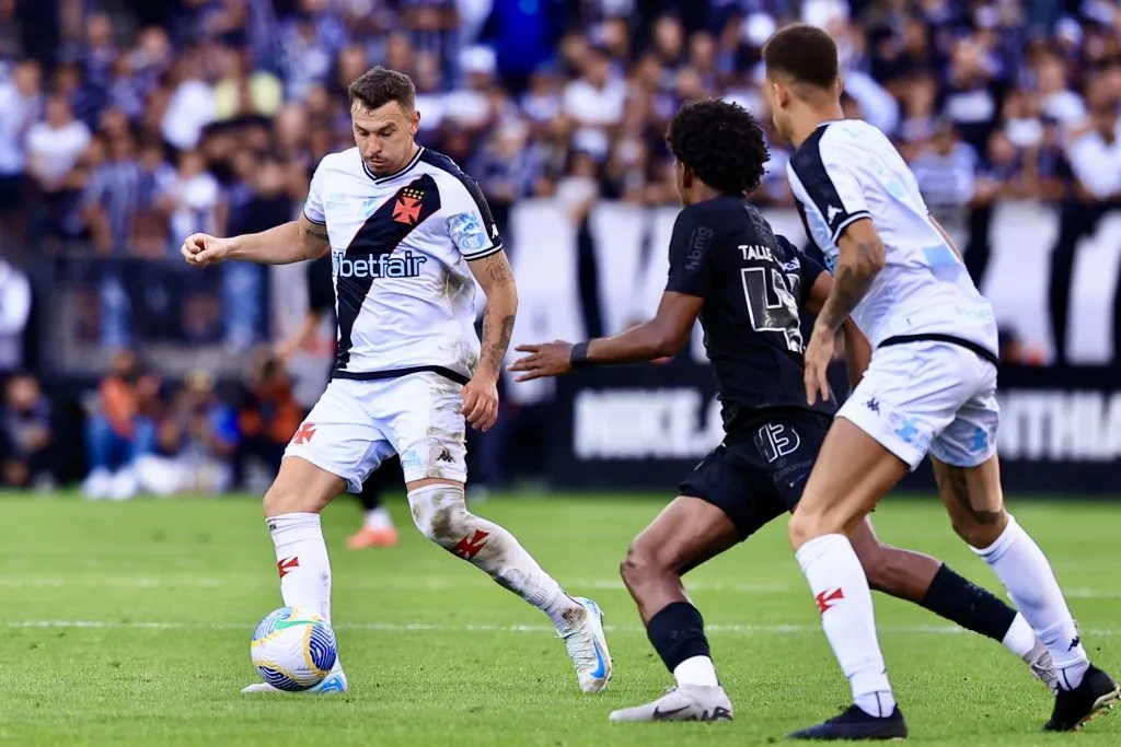 Hugo Moura jogador do Vasco durante partida contra o Corinthians no estadio Arena Corinthians pelo campeonato Brasileiro A 2024. Foto: Marcello Zambrana/AGIF