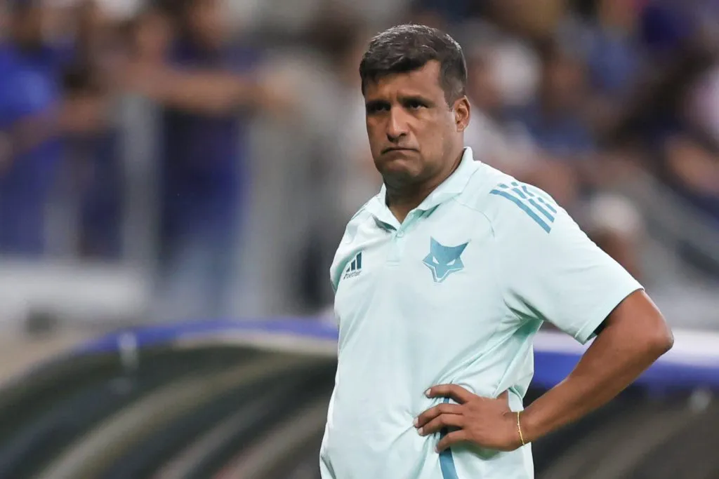 MG – BELO HORIZONTE – 02/02/2025 – MINEIRO 2025, CRUZEIRO X UBERLANDIA – Wesley Carvalho tecnico do Cruzeiro durante partida contra o Uberlandia no estadio Mineirao pelo campeonato Mineiro 2025. Foto: Gilson Lobo/AGIF