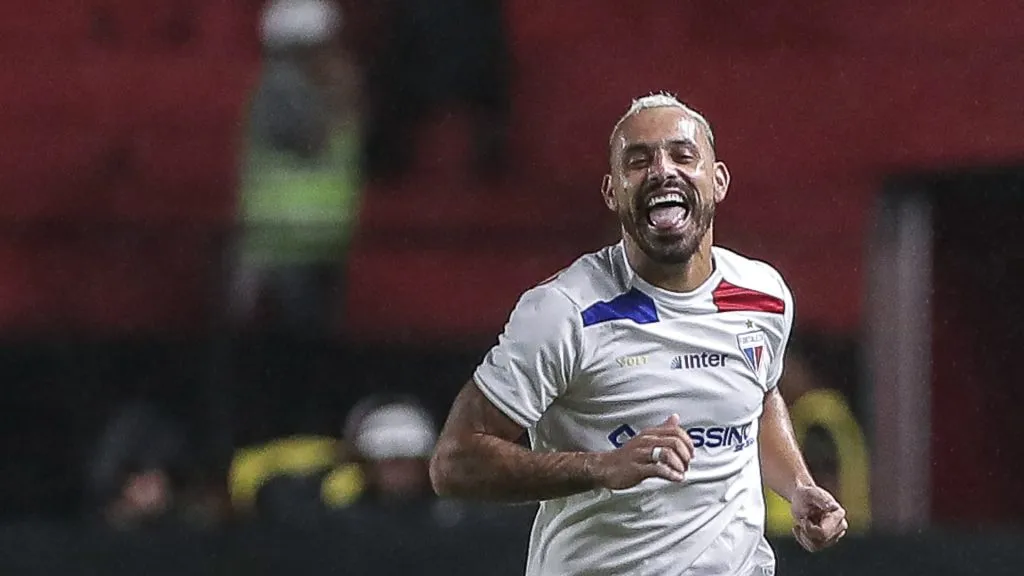 Moisés comemorando pelo Fortaleza na Copa do Nordeste – Foto: Rafael Vieira/AGIF