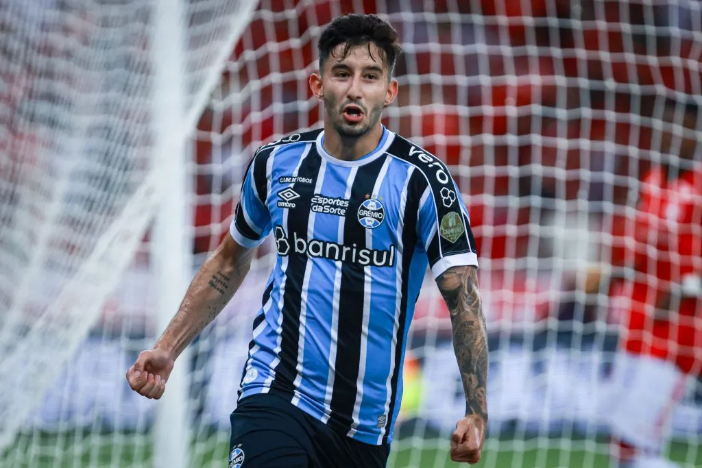 RS – PORTO ALEGRE – 25/02/2024 – GAUCHO 2024, INTERNACIONAL X GREMIO – Mathias Villasanti jogador do Gremio comemora seu gol durante partida contra o Internacional no estadio Beira-Rio pelo campeonato Gaucho 2024. Foto: Maxi Franzoi/AGIF