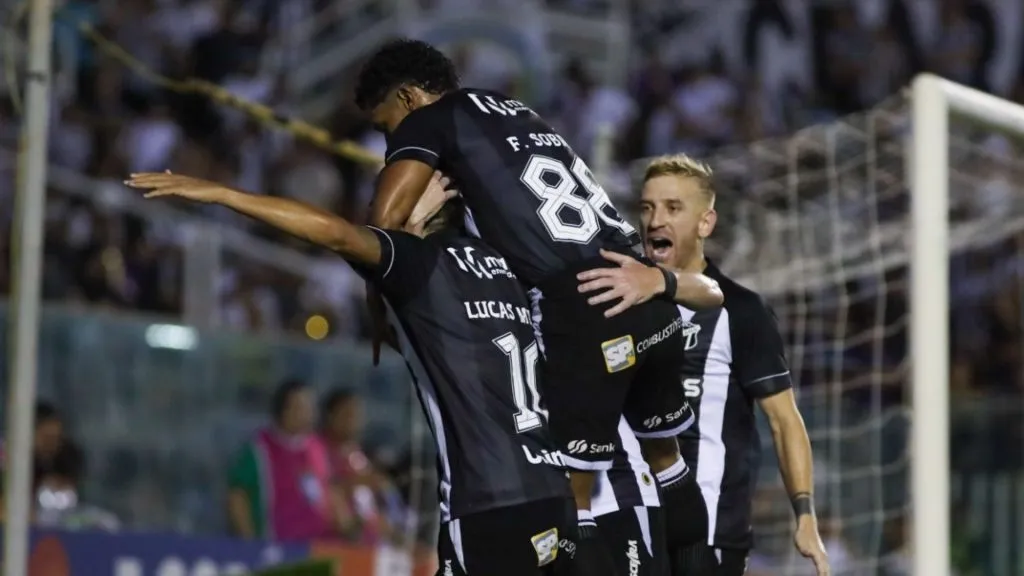 Jogador Aylon, do Ceará, comemora seu gol durante a partida contra o Barbalha no estádio Presidente Vargas, pelo Campeonato Cearense 2025