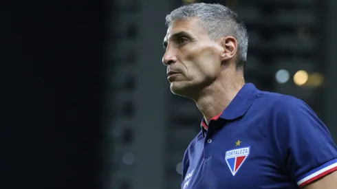 Vojvoda, técnico do Fortaleza, durante a partida contra o Sport pela Copa do Nordeste. Foto: Marlon Costa/AGIF