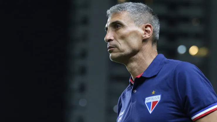 Vojvoda, técnico do Fortaleza, durante a partida contra o Sport pela Copa do Nordeste. Foto: Marlon Costa/AGIF