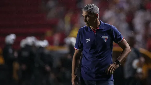 Vojvoda, técnico do Fortaleza, durante o jogo contra o Sport no estádio Ilha do Retiro, pela Copa do Nordeste de 2025. Foto: Rafael Vieira/AGIF
