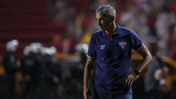 Vojvoda, técnico do Fortaleza, durante o jogo contra o Sport no estádio Ilha do Retiro, pela Copa do Nordeste de 2025. Foto: Rafael Vieira/AGIF