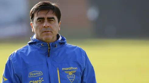 O tecnico Gustavo Quinteros durante treino do Equador no estado Monumental.