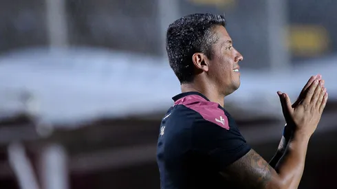 Thiago Carpini, treinador do Vitória, durante a partida contra o Jacobina no estádio Barradão, pelo Campeonato Baiano de 2025. Foto: Jhony Pinho/AGIF