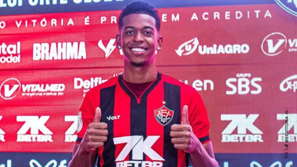 Carlinhos sendo apresentado como reforço do Vitória – Foto: Victor Ferreira/EC Vitória