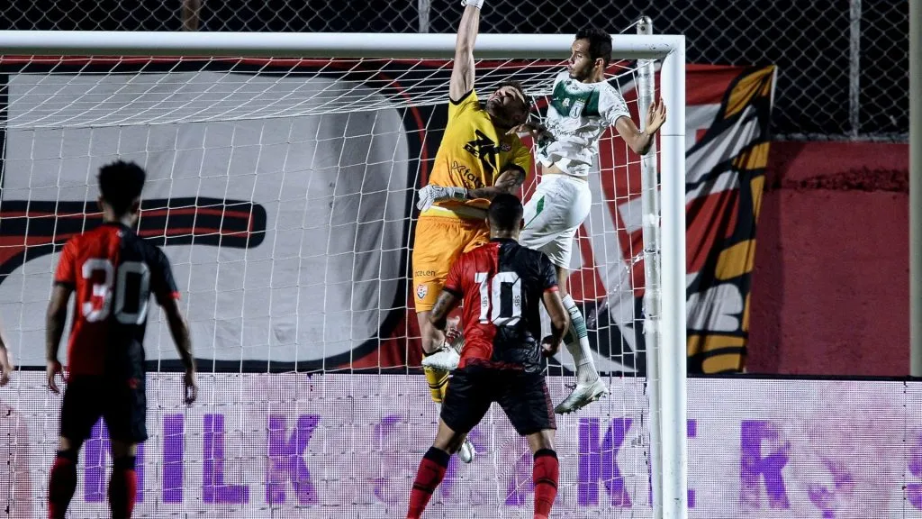 Gabriel, atleta do Vitória, em ação durante a partida contra o Sousa, no estádio Barradão, pelo Campeonato da Copa do Nordeste 2025. Crédito da imagem: Jhony Pinho/AGIFJhony Pinho/AGIF