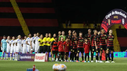Jogadores do Sport em ação no confronto contra o Fortaleza, na Ilha do Retiro, em Recife (PE), pela Copa do Nordeste 2025. Foto: Marlon Costa/AGIF