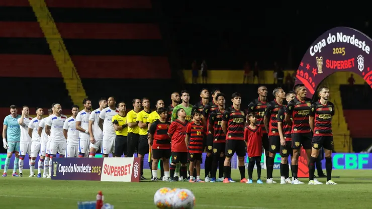 Jogadores do Sport em ação no confronto contra o Fortaleza, na Ilha do Retiro, em Recife (PE), pela Copa do Nordeste 2025. Foto: Marlon Costa/AGIF