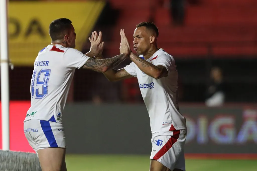 Breno Lopes, jogador do Fortaleza, comemora seu gol durante a partida entre Sport e Fortaleza na Ilha do Retiro em Recife (PE), pela Copa do Nordeste 2025. Foto: Marlon Costa/AGIF