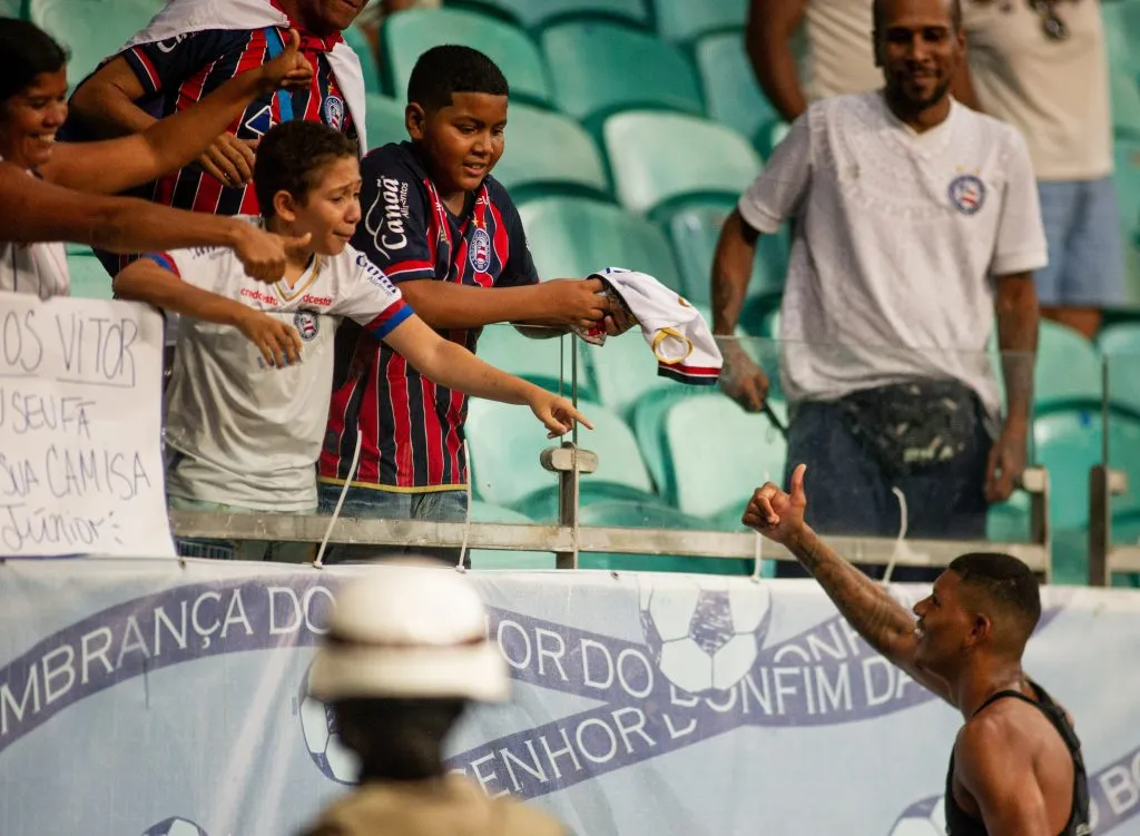 Marcos Victor em contato com a torcida do Bahia. Foto: Jhony Pinho/AGIF