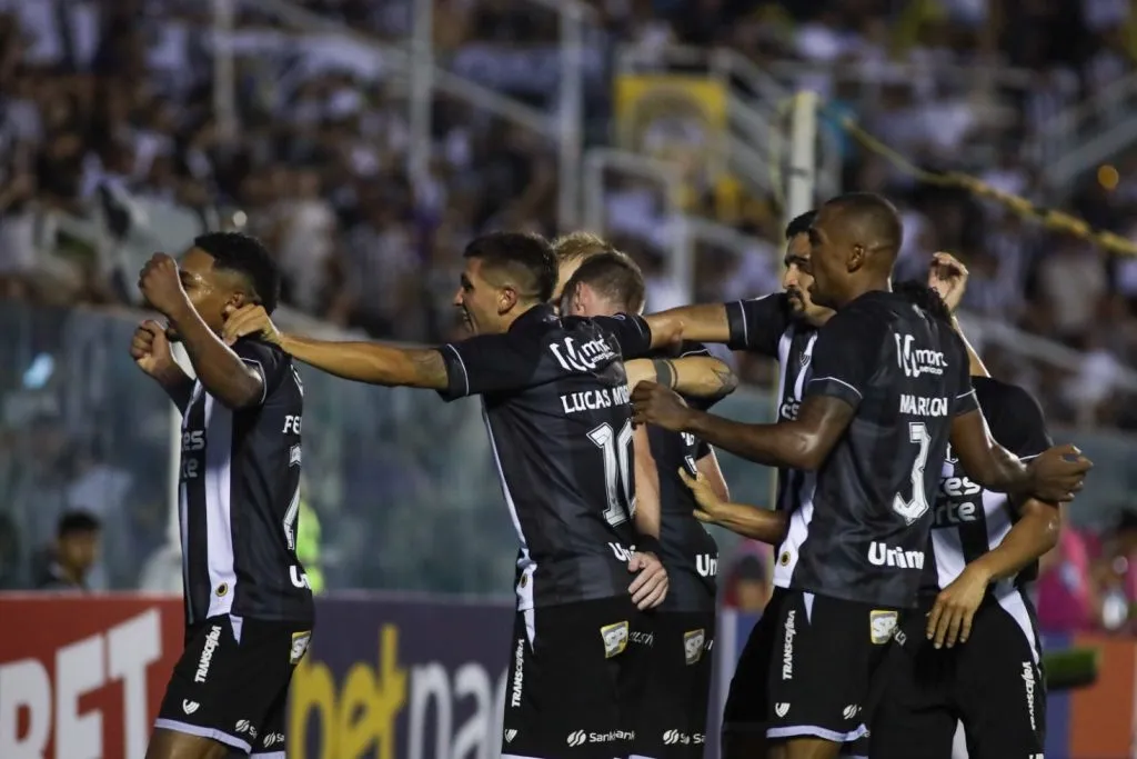 Aylon, jogador do Ceará, comemora seu gol durante partida contra o Barbalha no estadio Presidente Vargas pelo campeonato Cearense 2025. Foto: Lucas Emanuel/AGIF