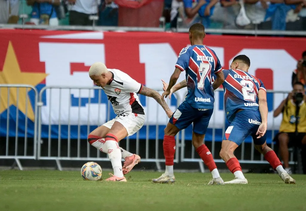 Jogadores do Vitória e Bahia durante partida no estádio Arena Fonte Nova pelo campeonato Baiano 2025. Foto: Jhony Pinho/AGIF