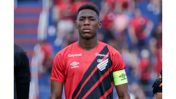 Leo jogador do Athlético-PR durante partida contra o Andraus no estadio Durival de Britto pelo campeonato Paranaense 2025.