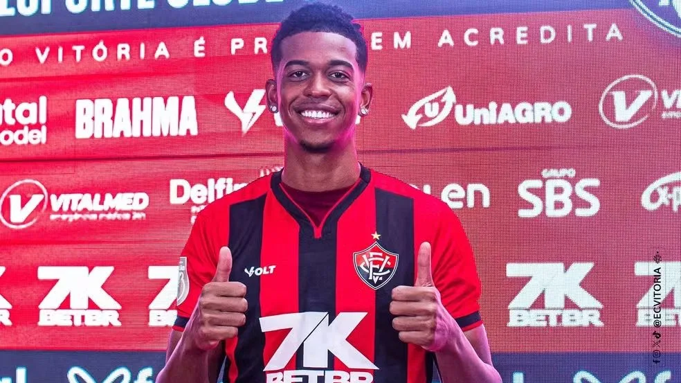 Carlinhos foi apresentado pelo Vitória. Foto: Victor Ferreira/EC Vitória