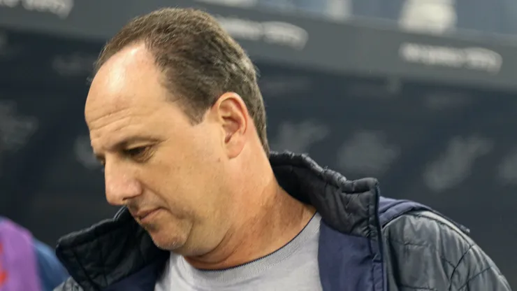 Técnico Rogério Ceni, do Bahia, lamenta durante partida pelo campeonato Brasileiro A 2024. Foto: Joisel Amaral/AGIF
