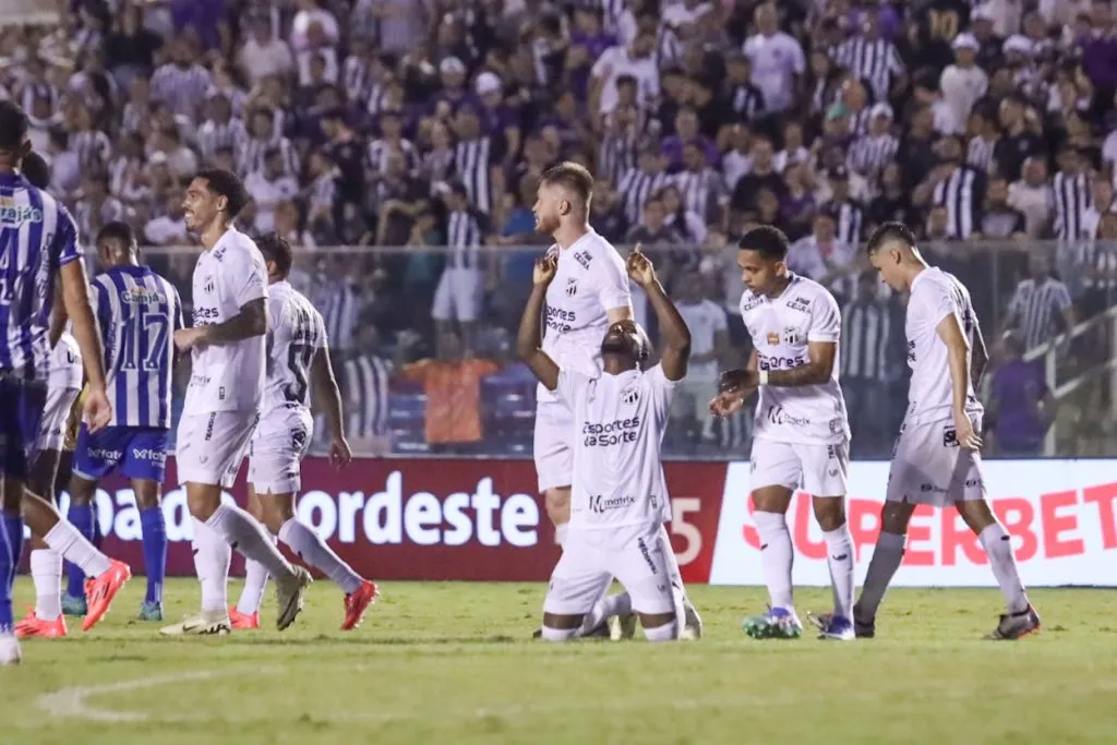 Dieguinho, jogador do Ceará, comemora seu gol durante partida contra o CSA no estadio Presidente Vargas (CE) pelo campeonato Copa Do Nordeste 2025. Foto: Lucas Emanuel/AGIF