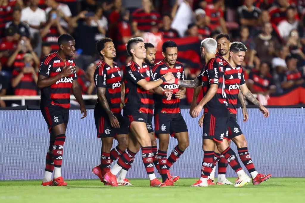 Jogadores do Flamengo comemorando gol durante partida contra a Portuguesa. Foto: Gilvan de Souza/Flamengo