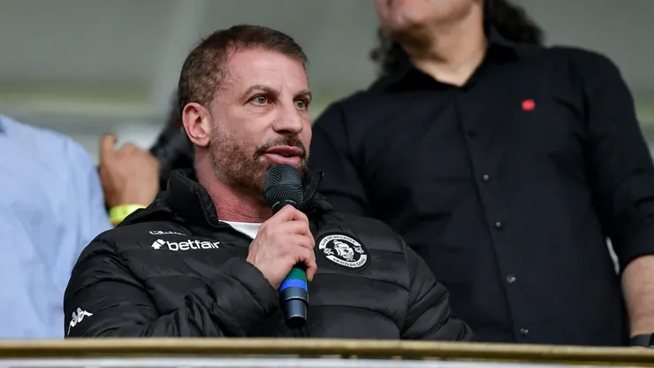 Pedrinho presidente do Vasco e Eduardo Paes prefeito do Rio de Janeiro durante solenidade de sancao da lei do potencial construtivo da reforma do estadio de Sao Januario, no estadio Sao Januario, nesta quarta feira (03).