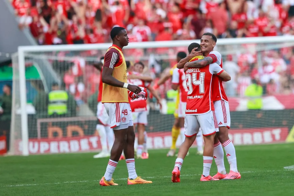 RS – PORTO ALEGRE – 19/10/2024 – BRASILEIRO A 2024, INTERNACIONAL X GREMIO – Jogadores do Internacional comemoram vitoria ao final da partida contra o Gremio no estadio Beira-Rio pelo campeonato Brasileiro A 2024. Foto: Luiz Erbes/AGIF