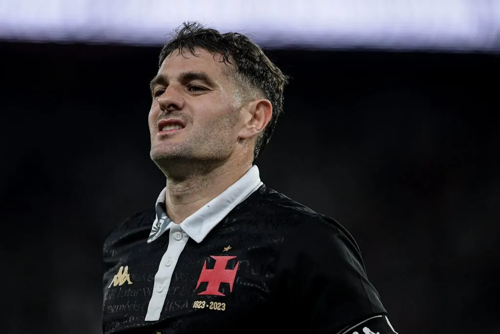 RJ – RIO DE JANEIRO – 10/08/2024 – BRASILEIRO A 2024, VASCO X FLUMINENSE – Vegetti jogador do Vasco durante partida contra o Fluminense no estadio Engenhao pelo campeonato Brasileiro A 2024. Foto: Thiago Ribeiro/AGIF