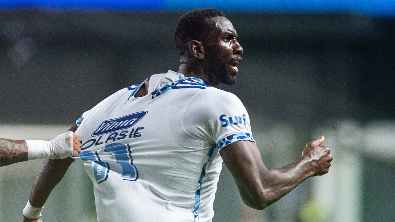 MG – BELO HORIZONTE – 05/02/2025 – MINEIRO 2025, AMERICA-MG X CRUZEIRO – Bolasie jogador do Cruzeiro comemora seu gol durante partida contra o America-MG no estadio Independencia pelo campeonato Mineiro 2025. Foto: Alessandra Torres/AGIF