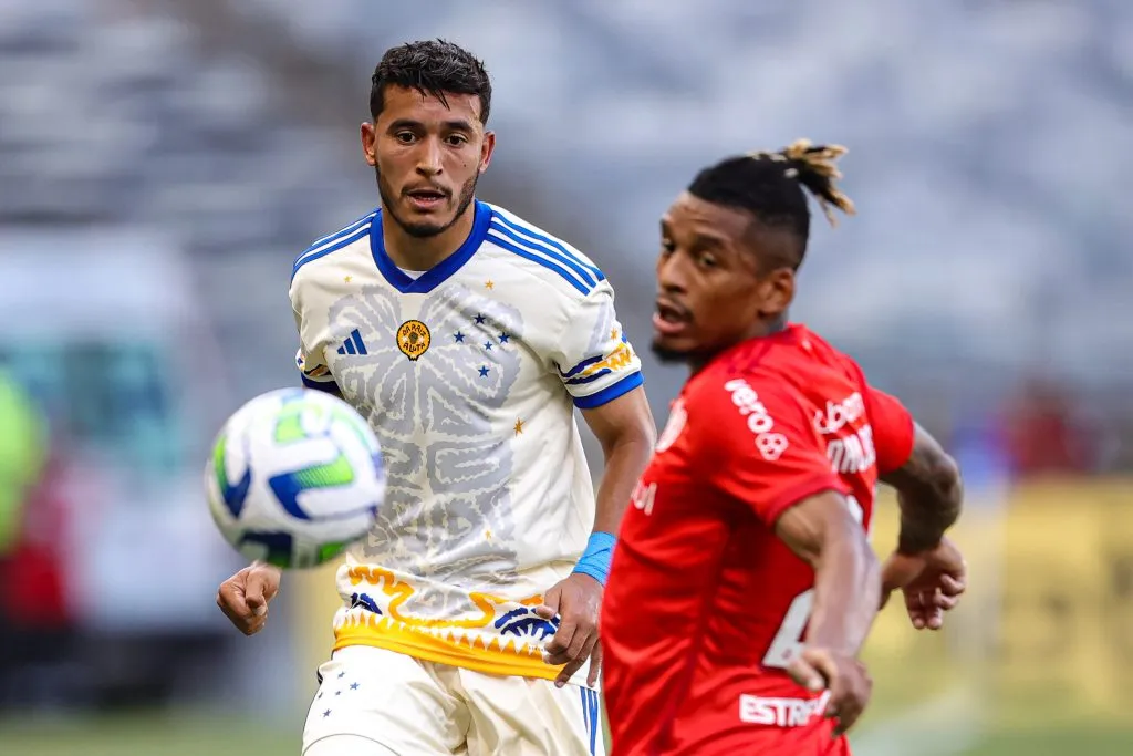 Willian jogador do Cruzeiro disputa lance com Dalbert jogador do Internacional durante partida no estadio Mineirao pelo campeonato Brasileiro A 2023. Foto: Gilson Lobo/AGIF